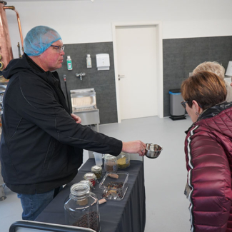 Frank erklärt was alles im Neustadt Gin drin ist